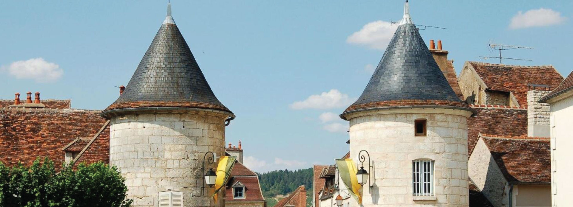 The entrance to the town of Chablis, Porte Noël.
